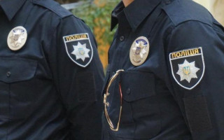 Слідчі ДБР затримали чотирьох поліцейських, які побили і пограбували чоловіка