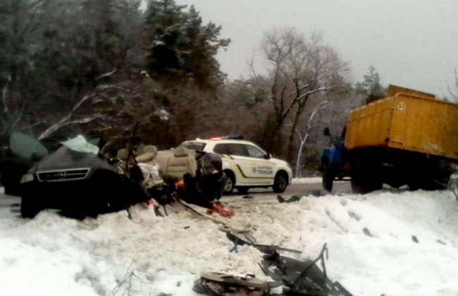 Смертельное ДТП под Киевом: легковушка с пассажирами попала под фуру