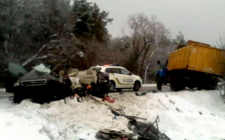 Смертельное ДТП под Киевом: легковушка с пассажирами попала под фуру