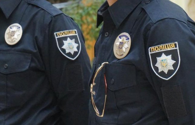 Слідчі ДБР затримали чотирьох поліцейських, які побили і пограбували чоловіка