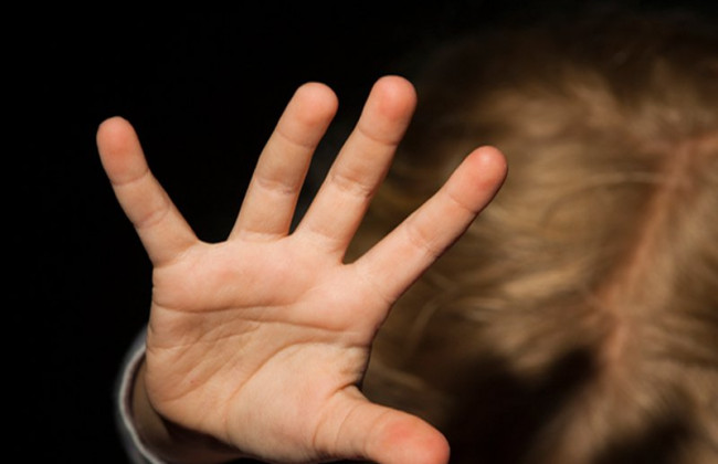 Избила и выгнала из дома: горе-мать поиздевалась над ребенком