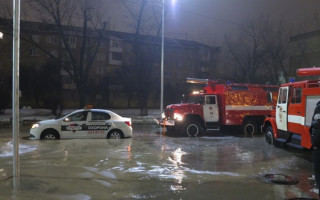 Потоп на бульваре Верховной Рады: застряли аварийные автомобили