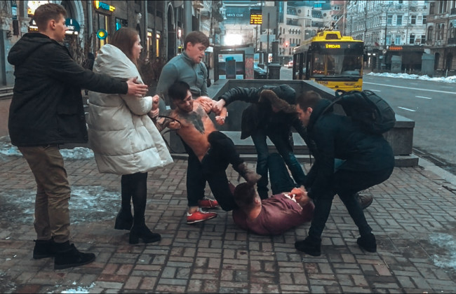 В центре Киева пьяная компания устроила драку, после чего напала на копов