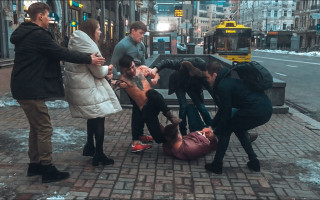 В центре Киева пьяная компания устроила драку, после чего напала на копов