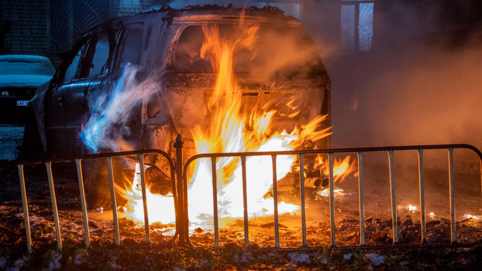 В Днепре возле жилого дома сгорели дотла BMW и Mercedes