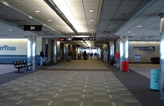 В американском аэропорту рухнул трап: есть пострадавшие