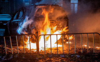 В Днепре возле жилого дома сгорели дотла BMW и Mercedes