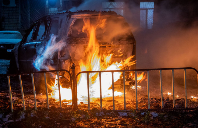 В Днепре возле жилого дома сгорели дотла BMW и Mercedes
