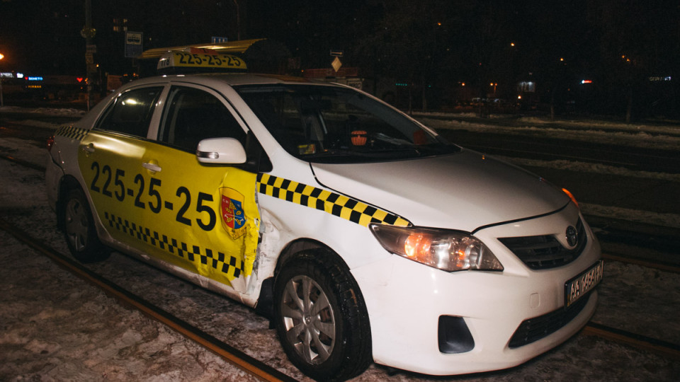 В Киеве столкнулись два такси: Toyota вылетела с проезжей части на трамвайные пути