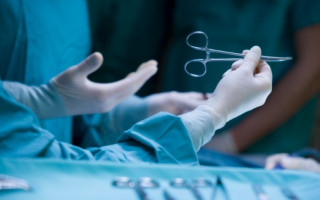 Троє дітей залишились сиротами: жінка померла під час кесаревого розтину