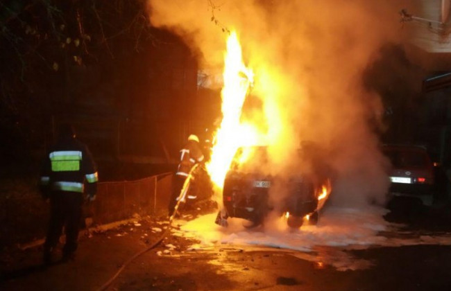 Невідомі у Рівному спалили автомобіль