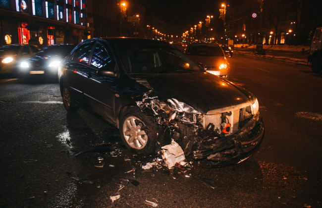 В Киеве мусоровоз наехал на легковушку: есть пострадавшее