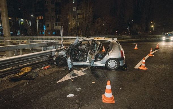 В Киеве автомобиль на скорости «влетел»  в ограждение и загорелся: есть пострадавшие