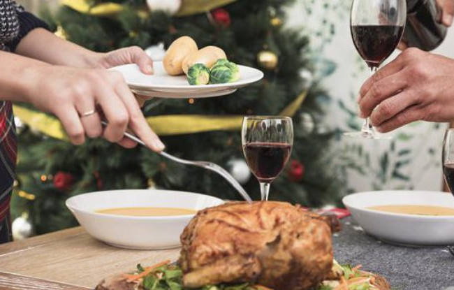 Как долго следует хранить новогоднюю еду после застолья: советы врачей