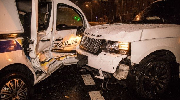 В Киеве внедорожник «влетел» в полицейский автомобиль: есть пострадавшие