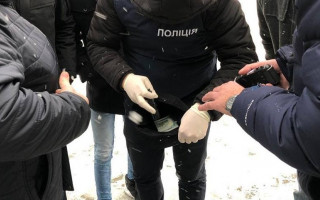 Вимагав 1500 доларів хабара: слідчі ДБР затримали лісничого