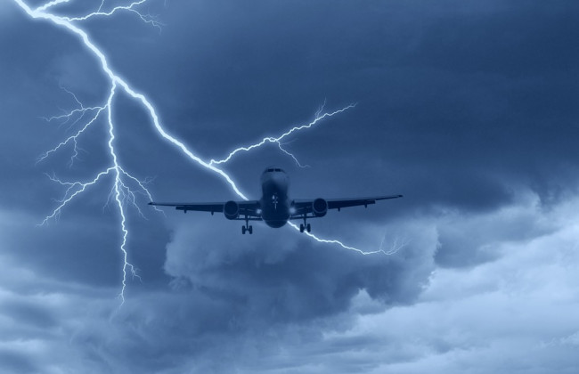 В Польше молния попала в самолет сразу после взлета