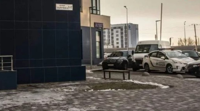 Оставила записки: девушка выбросилась с 23 этажа в столице