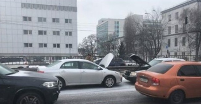 В Киеве произошел транспортный коллапс из-за множества ДТП