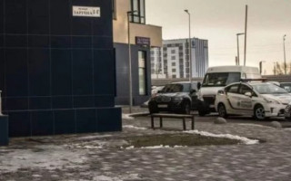 Оставила записки: девушка выбросилась с 23 этажа в столице