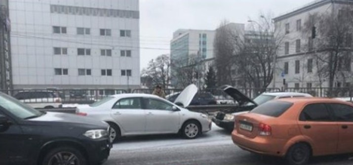 В Киеве произошел транспортный коллапс из-за множества ДТП