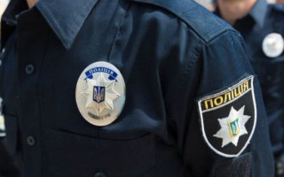 Дебошир в Сумах швырнул стулом в копа прямо в отделении полиции