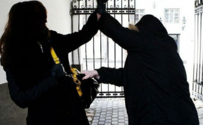 Нападали на людей и грабили их: опасную банду задержали в Харькове