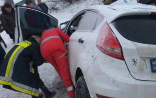 Масштабная авария на трассе Киев – Чоп: столкнулись автобус и легковушка