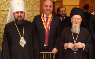 Вселенский патриарх Варфоломей наградил Парубия орденом