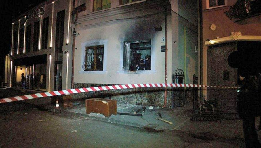 Поджог союза венгров в Ужгороде: трех поляков обвиняют в терроризме