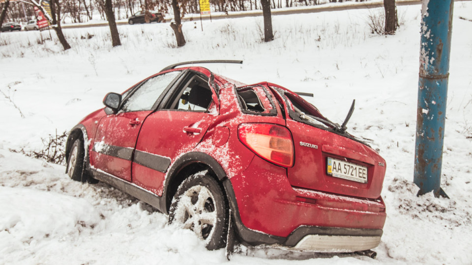 В Киеве 70-летний водитель улетел в кювет и врезался в столб