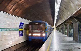 Лег на рельсы: в киевском метро произошло ЧП
