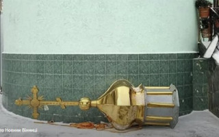 Протест в Виннице: священник УПЦ МП сбросил купол с храма