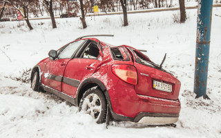 В Киеве 70-летний водитель улетел в кювет и врезался в столб