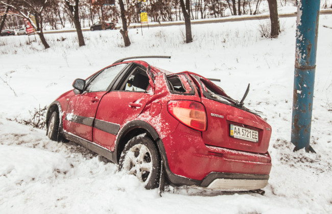 В Киеве 70-летний водитель улетел в кювет и врезался в столб