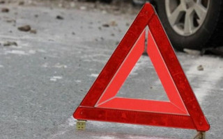 В Киеве два автомобиля столкнулись с троллейбусом: авария закончилась дракой