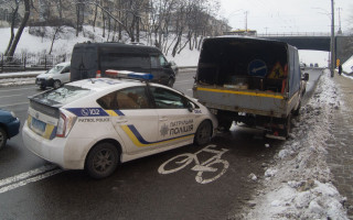 ДТП с полицейскими в Киеве: автомобиль копов попал под грузовик