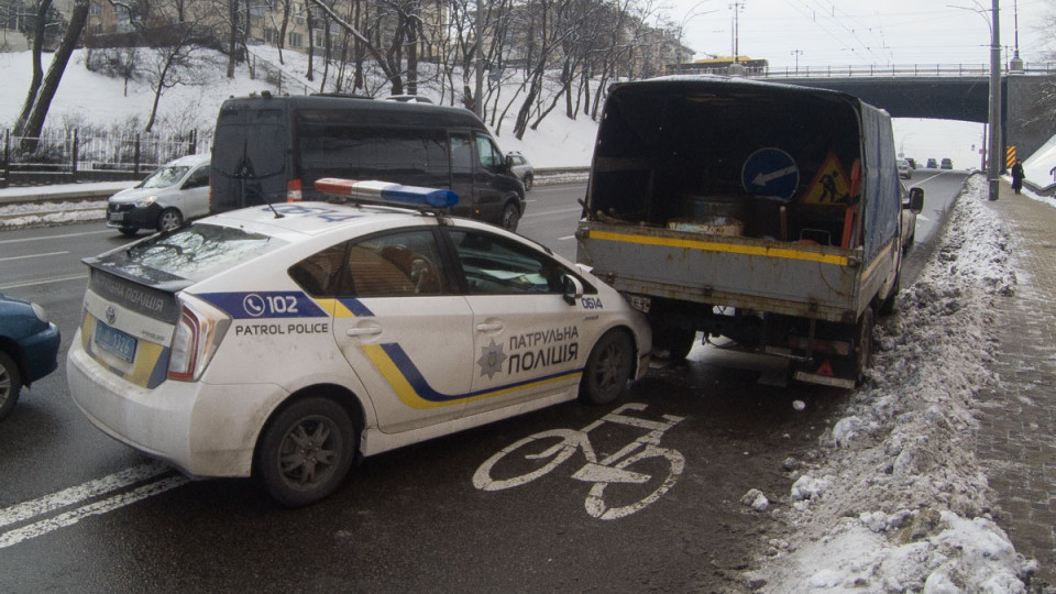 ДТП с полицейскими в Киеве: автомобиль копов попал под грузовик
