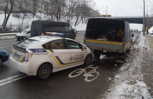ДТП с полицейскими в Киеве: автомобиль копов попал под грузовик