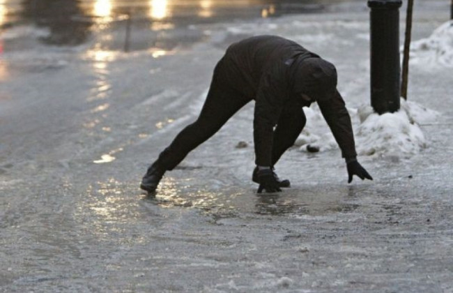 Киевлян предупредили о гололедице: как не упасть на скользкой дороге