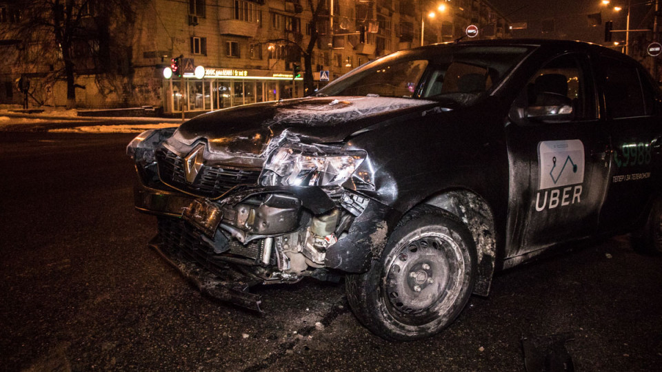 ДТП в центре Киева: таксист влетел в полицейский автомобиль