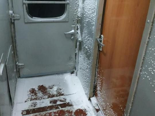 Инцидент в поезде Черновцы — Киев: люди спали в верхней одежде, чтобы не замерзнуть