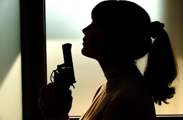 Случайно нажала на курок: школьница выстрелила себе в лицо во время селфи