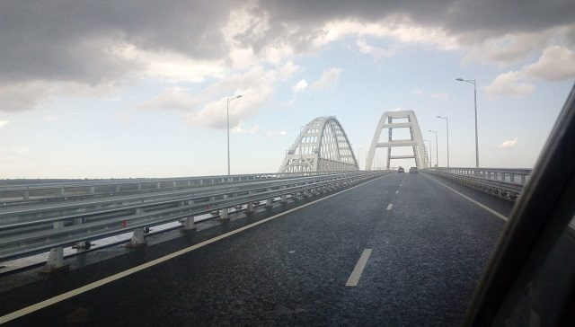 Крымский мост снова начал проседать: россияне идут на крайние меры