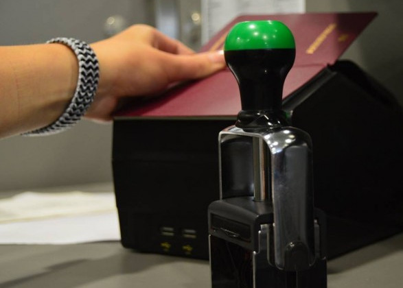 Украинская семья собиралась уехать из Польши с фальшивыми штампами в паспортах