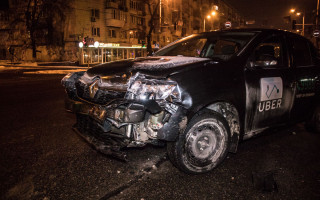ДТП в центре Киева: таксист влетел в полицейский автомобиль