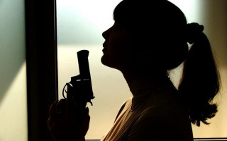 Случайно нажала на курок: школьница выстрелила себе в лицо во время селфи