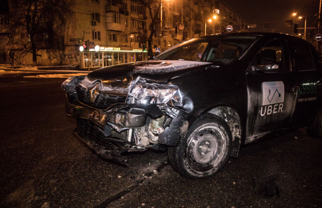 ДТП в центре Киева: таксист влетел в полицейский автомобиль