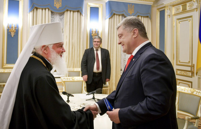 Порошенко наградил орденами митрополитов ПЦУ и Вселенского патриархата