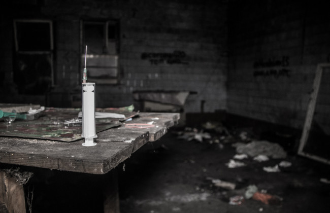 В киевской «заброшке» обнаружили труп мужчины среди шприцов и мусора